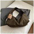 Grande borsa hobo leopardata in tela con ciondolo a forma di orsetto su sfondo di letto - Caffè con Ciondolo