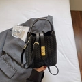 Minimalistische schwarze Leder-Eimertasche mit Goldschloss und verstellbarem Riemen - Schwarz