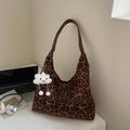 Große Shopper-Tasche mit Leopardenmuster, braunen Lederriemen und Anhänger - Braun