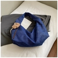 Borsa tote in denim blu con ciondolo a forma di orsetto su lenzuola bianche chic - Blu Scuro Con Pendente
