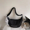 Bolso de media luna negro con textura plisada y lindo colgante de muñeca blanca - Negro con colgante