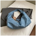 Borsa hobo in tela a motivi blu e bianchi con un simpatico orsetto di peluche - Blu Chiaro Con Pendente
