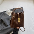Minimalistische dunkelbraune gewebte Beuteltasche mit edlem goldenem Drehverschluss - Braun