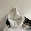 Bolso bandolera acolchado blanco con colgante de peluche y diseño de gran capacidad - Blanco Crema Con Colgante