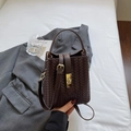 Minimalistische dunkelbraune geflochtene Beuteltasche mit elegantem Drehverschluss - Kaffeebraun