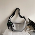 Bolso medialuna acolchado plateado con correa negra y colgante de muñeco de peluche - Plata (Con Colgante)