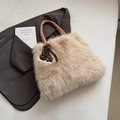 Borsa tote in ecopelliccia beige con manico intrecciato e ciondolo a lettera decorativo - Cachi con Pendente