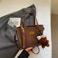 Borsa tote marrone in ecopelle con logo dorato e ciondolo a forma di orsetto - Marrone Scuro Con Pendente