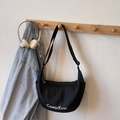 Bolso media luna negro plisado con correa ancha y letras de logotipo modernas - Negro sin Colgante