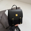 Mochila negra minimalista de cuero sintético y ante con hebillas de metal dorado - Negro