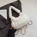 Weiße Plüsch-Schultertasche mit silbernen Sternnieten und dickem Kunstfellgriff für Herbst - Weiß