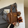 Borsa tote in pelle marrone con logo dorato, ciondolo a orso e tracolla lunga - Marrone Chiaro Con Pendente