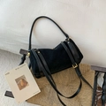 Sac bandoulière cylindre noir en suédine avec détails métalliques dorés brillants - Petit / Noir