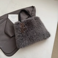 Borsa a spalla in peluche grigio scuro con manici in pelle intrecciata e ciondolo - Grigio Con Pendente