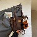 Borsa tote in pelle marrone scuro con ciondolo a forma di orso e accenti metallici dorati - Caffè con Ciondolo