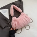 Schicke rosa Kunstpelz-Schultertasche mit Plüschstruktur und silberner Kette - Rosa