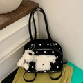 Stijlvolle zwarte schoudertas met witte stippen en schattige pluche puppy hanger - Zwart met hanger