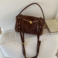 Sac Boston en daim marron foncé avec zips dorés sur canapé gris pour le quotidien - Petit / Marron