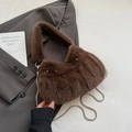 Schicke dunkelbraune Kunstpelz-Handtasche mit silberner Metallkette für den Herbst - Braun
