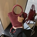 Elegante burgunderrote Umhängetasche mit Plüschbär-Anhänger und Seidenschal-Dekoration - Burgunderrot
