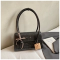 Detalle de bolso de hombro en cuero sintético negro con lazo a rayas y colgante de galleta - Negro con colgante