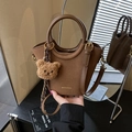 Braune Wildleder-Eimertasche mit Bärenanhänger und verstellbarem Umhängeriemen - Braun