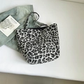 Vista dettagliata della borsa tote in tela leopardata con tessuto felpato e manici neri - Leopardo Nero