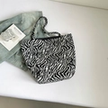 Borsa tote con stampa zebrata e giacca di jeans per un look alla moda e casual - Zebra Nero