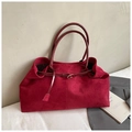 Detalle de bolso tote de ante burdeos con correa de cuero brillante y hebilla dorada fina - Rojo Grande