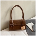Bolso de hombro de piel sintética marrón con cinta de cuadros y colgante de galleta - Marrón con colgante