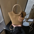Khaki Retro-Eimertasche aus Wildleder mit Bären-Anhänger und praktischem Tragegriff - Khaki