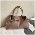 Detalle del bolso tote de ante que muestra su textura fina y hebilla decorativa - Caqui Grande