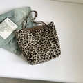 Dettaglio della borsa shopper leopardata con consistenza morbida e placca logo dorata - Leopardo Marrone