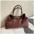 Detalle del bolso tote de ante marrón café con asas de cuero y hebilla metálica dorada - Café grande