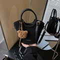 Retro schwarze matte Beuteltasche Damen mit Goldbeschlägen und Bären-Anhänger - Schwarz