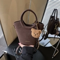 Sac seau en daim marron foncé avec poignées rondes et pendentif ours en peluche - Marron