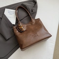 Borsa tote marrone minimalista in finta pelle martellata con ciondolo a perline fatto a mano - Marrone con ciondolo
