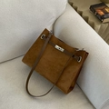 Bruine matte lederen shopper met zilveren draaislot en gladde schouderriem - Bruin