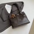 Borsa tote vintage in pelle PU marrone scuro con ciondolo in legno e logo inciso - Caffè con Ciondolo