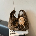 Detailaufnahme der Canvas-Tasche mit Leopardenmuster und niedlichem Bären-Anhänger - Braun mit Anhänger