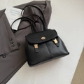 Zaino vintage in pelle nera con chiusura a scatto dorata e spallacci regolabili - Nero