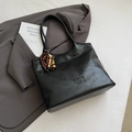 Borsa tote nera minimalista in ecopelle con ciondolo in perle di legno colorate - Nero con ciondolo