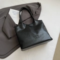 Grand sac fourre-tout noir rétro avec texture plissée et logo embossé pour le quotidien - Noir sans Pendentif