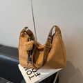 Bolso bandolera de ante marrón con colgante de osito y correa de cuero para mujer - Café con Colgante