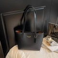 Große schwarze Shopper Tasche aus Leder mit Lychee-Narbung und goldenem Logo-Akzent - Schwarz