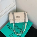 Elegante beige geplooide crossbodytas met een sprankelend zilveren strass draaislot - Wit Zonder Hanger