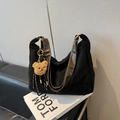 Bolso hobo minimalista de lona negra con un encantador colgante de oso color caqui - Negro con colgante