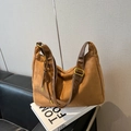 Bolso hobo minimalista de ante color caramelo con correa de cuero marrón oscuro - Café sin Colgante