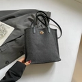 Borsa tote grigio scuro in tessuto denim con manici neri e chiusura a cerchio d'oro - Nero