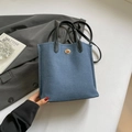 Mini borsa tote in denim blu con manici in pelle nera e chiusura in metallo dorato - Azzurro